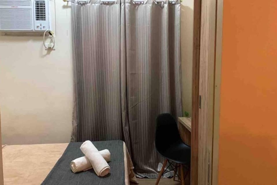 Flat CAMI: Scandustrial Design 1-BR w/ Balcony Apartment in Pasay