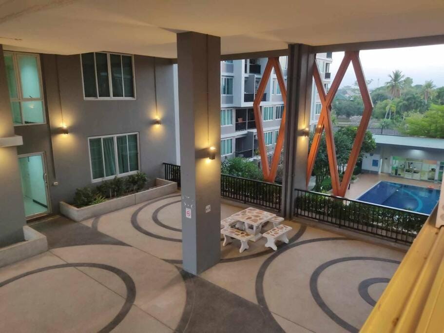 View (from property/room), Balcony/Terrace, Seating area, Pool view