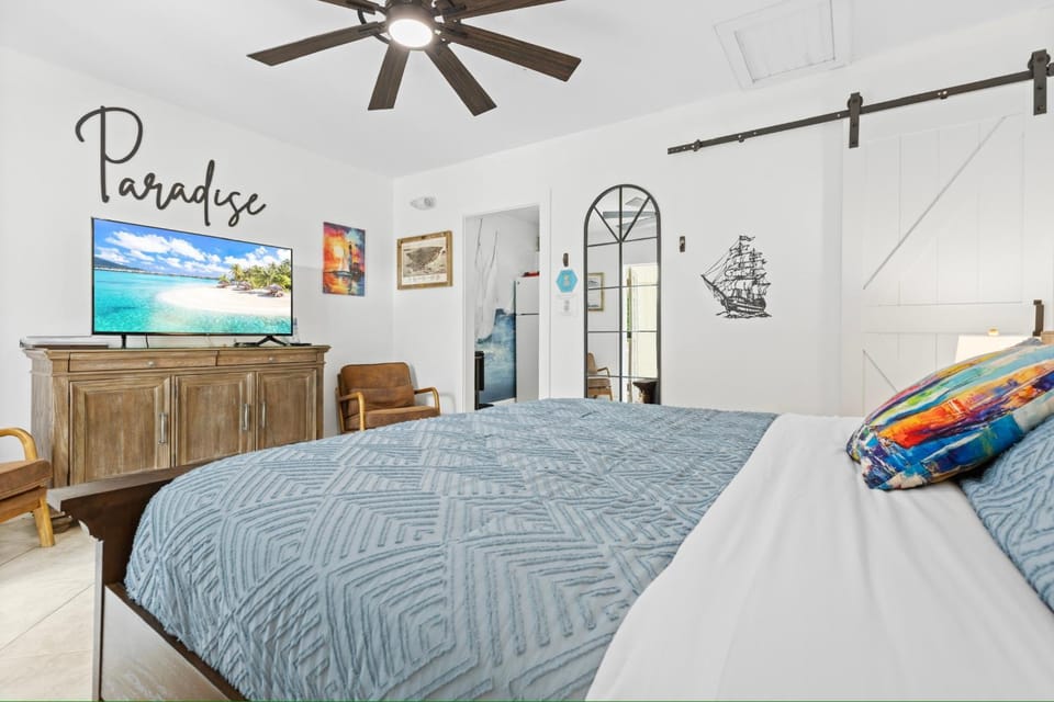 Bed, TV and multimedia, Bedroom