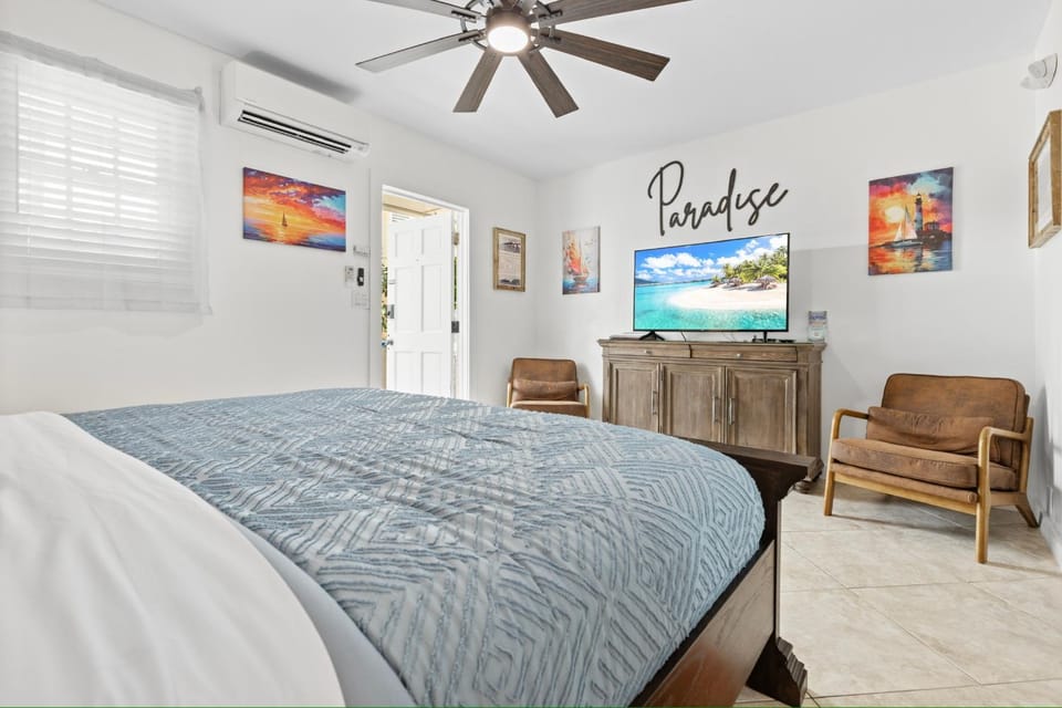 Bed, TV and multimedia, Bedroom