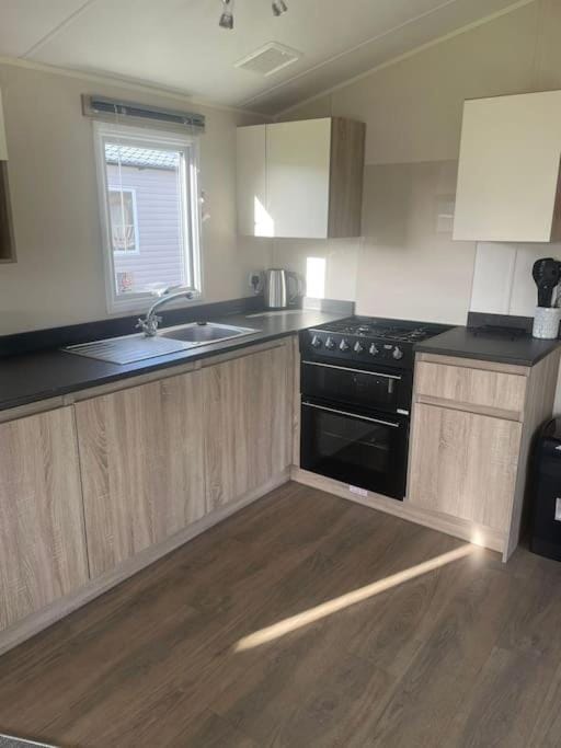 Delightful two bedroom caravan on Par Beach. House in England