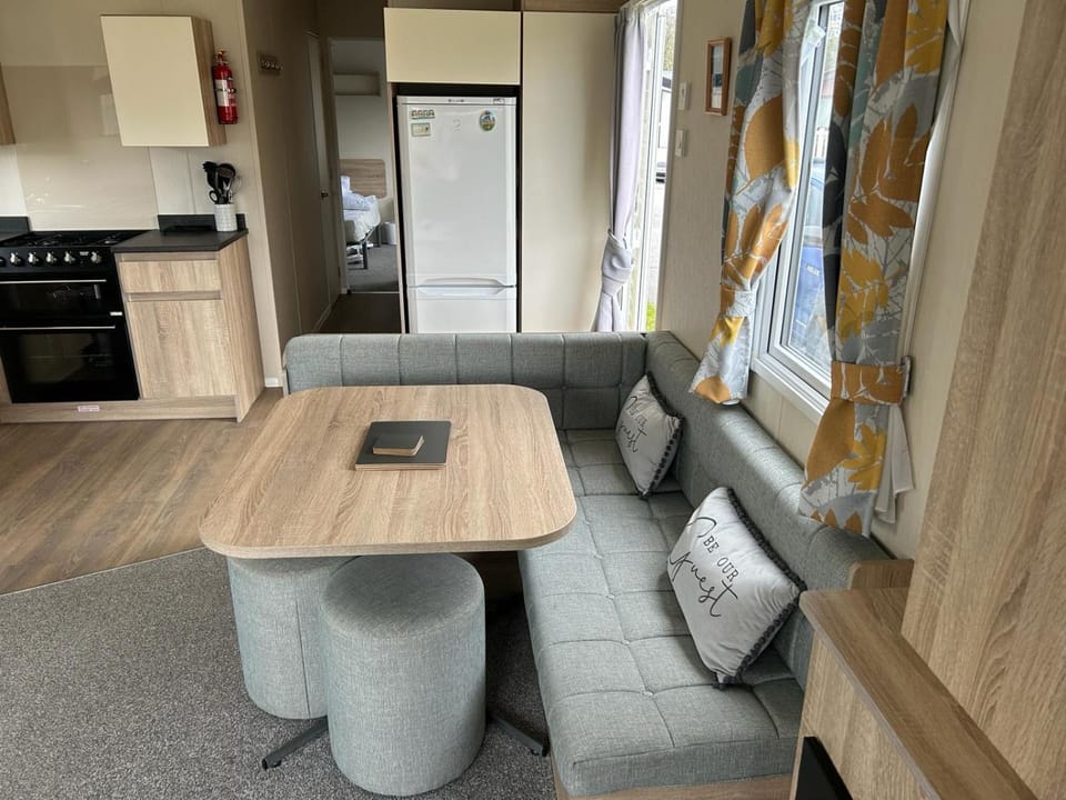 Delightful two bedroom caravan on Par Beach. House in England