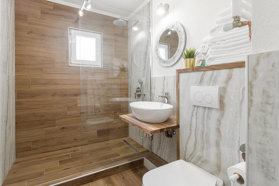 Shower, Toilet, Bathroom, towels