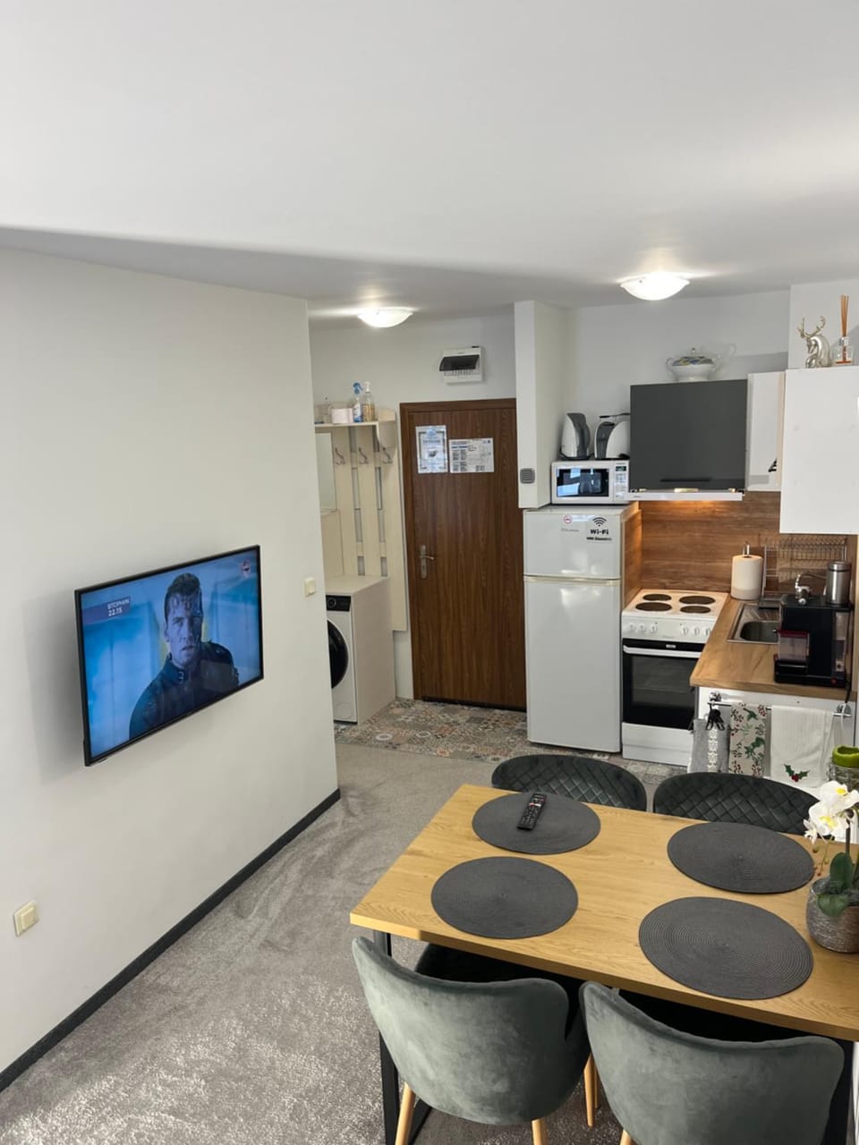 TV and multimedia, Coffee/tea facilities, Kitchen or kitchenette, Dining area, oven, stove, toaster