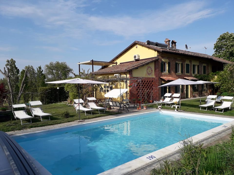 Property building, Garden, Pool view, Swimming pool, sunbed
