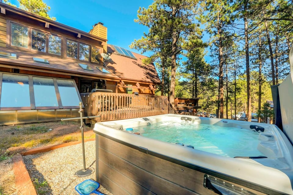 Moose Tracks Cabin - Hot Tub BBQ Billiards Groups Cabin in Woodland Park