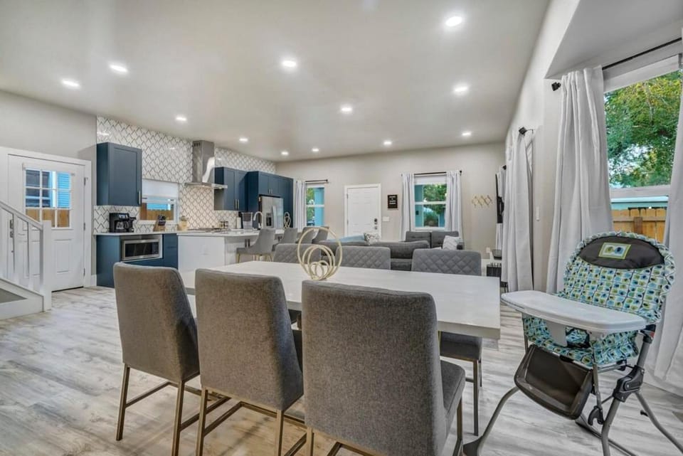 Baby Blue - Hot Tub Easy Access to Top Locations House in Old Colorado City