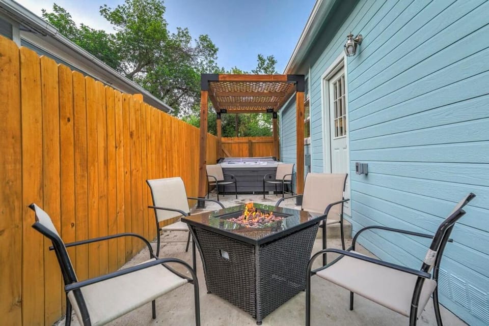 Baby Blue - Hot Tub Easy Access to Top Locations House in Old Colorado City