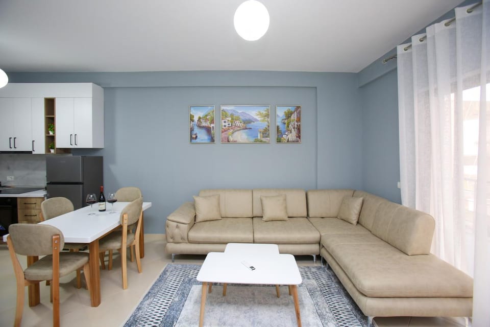 TV and multimedia, Kitchen or kitchenette, Living room, Seating area, Dining area
