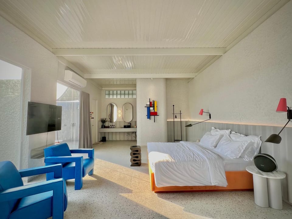 Bed, TV and multimedia, Photo of the whole room, Bedroom