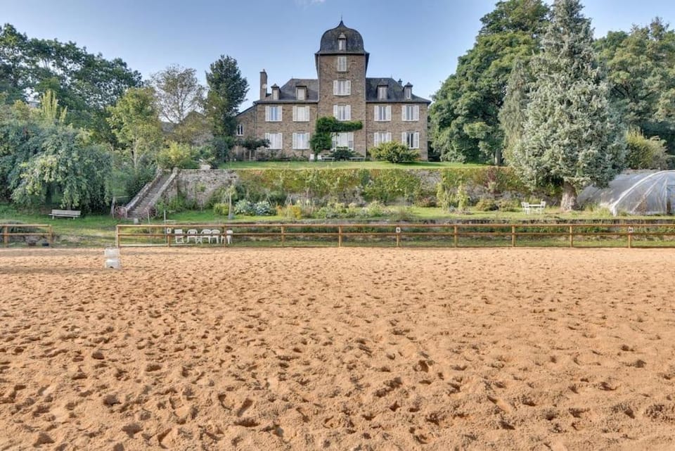 Property building, Nearby landmark, Spring, Day, Natural landscape, Garden, Horse-riding, Animals, Animals, Pets, Pets, Garden view, Landmark view