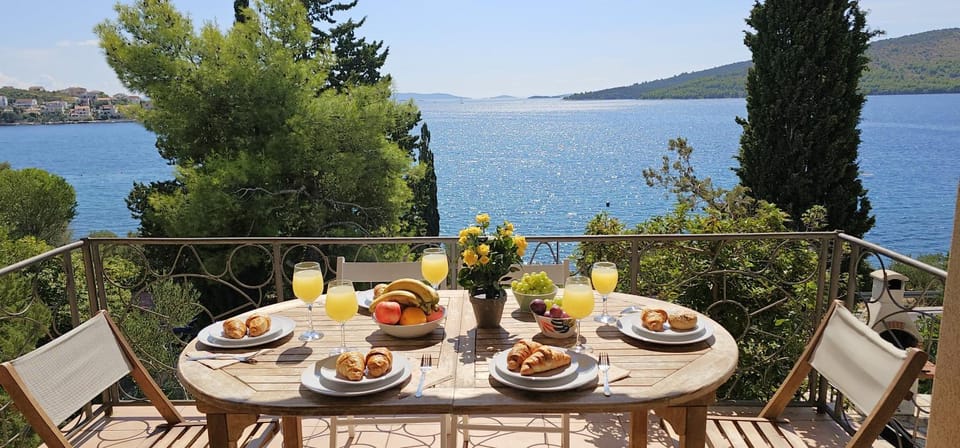 Natural landscape, View (from property/room), Balcony/Terrace, Dining area, Sea view