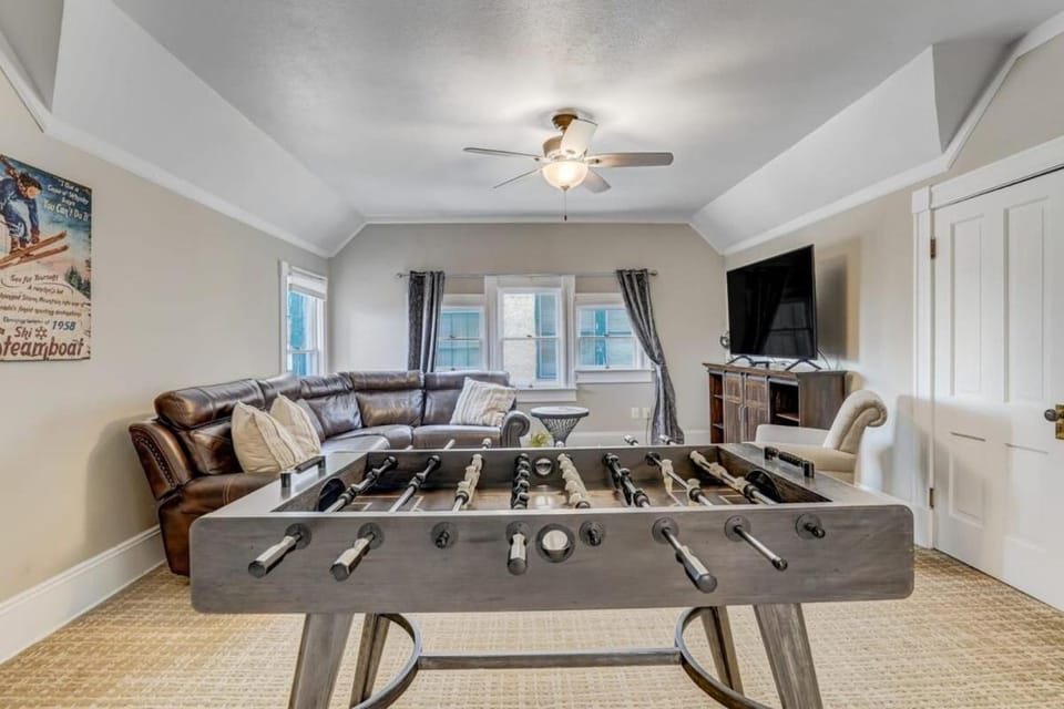 Crescent Penthouse - Downtown Hot Tub Golf Foos Apartment in Colorado Springs