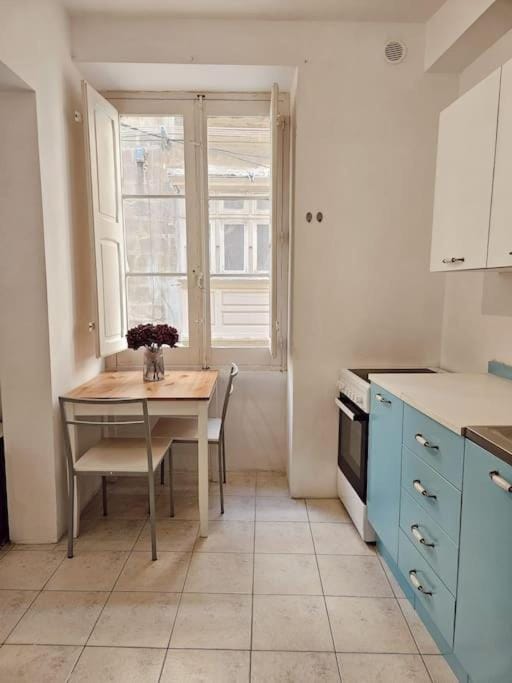 Kitchen or kitchenette, Dining area, pet friendly, stove