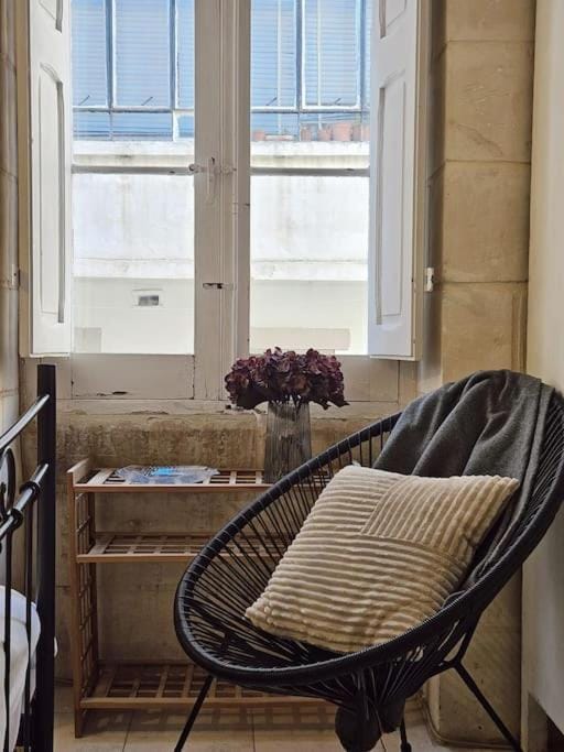 Seating area, Bedroom