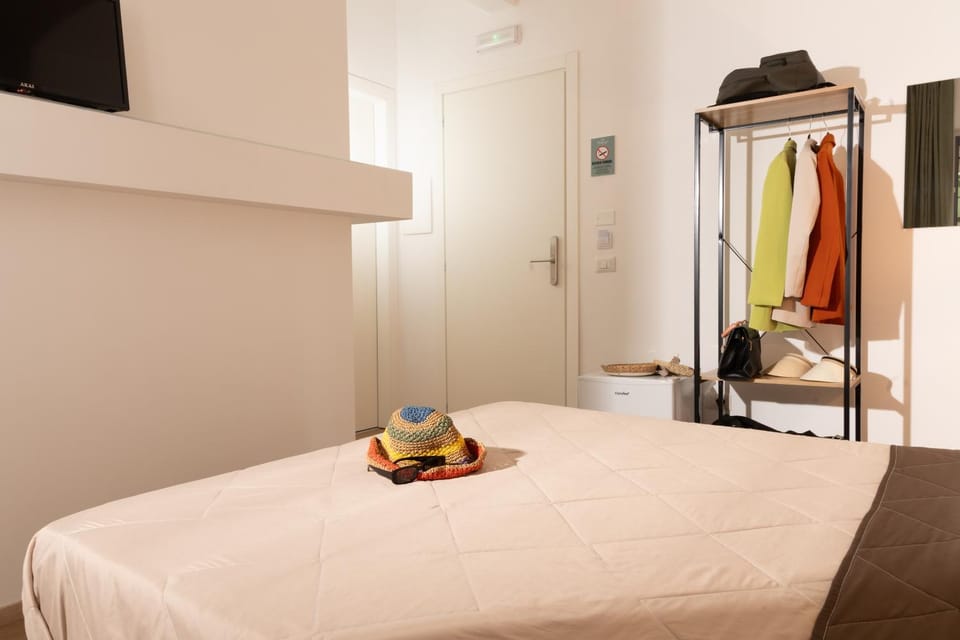 Bed, TV and multimedia, Food and drinks, Photo of the whole room, Bedroom, towels, wardrobe