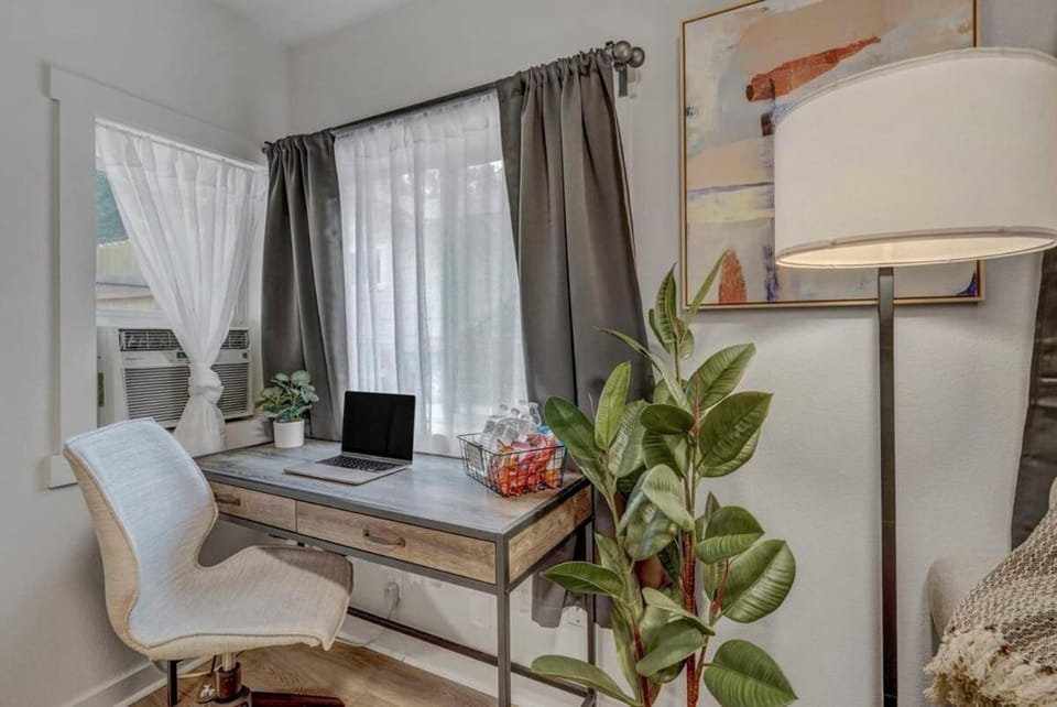 Euro Villa - Walkable Location Scenic Views House in Colorado Springs
