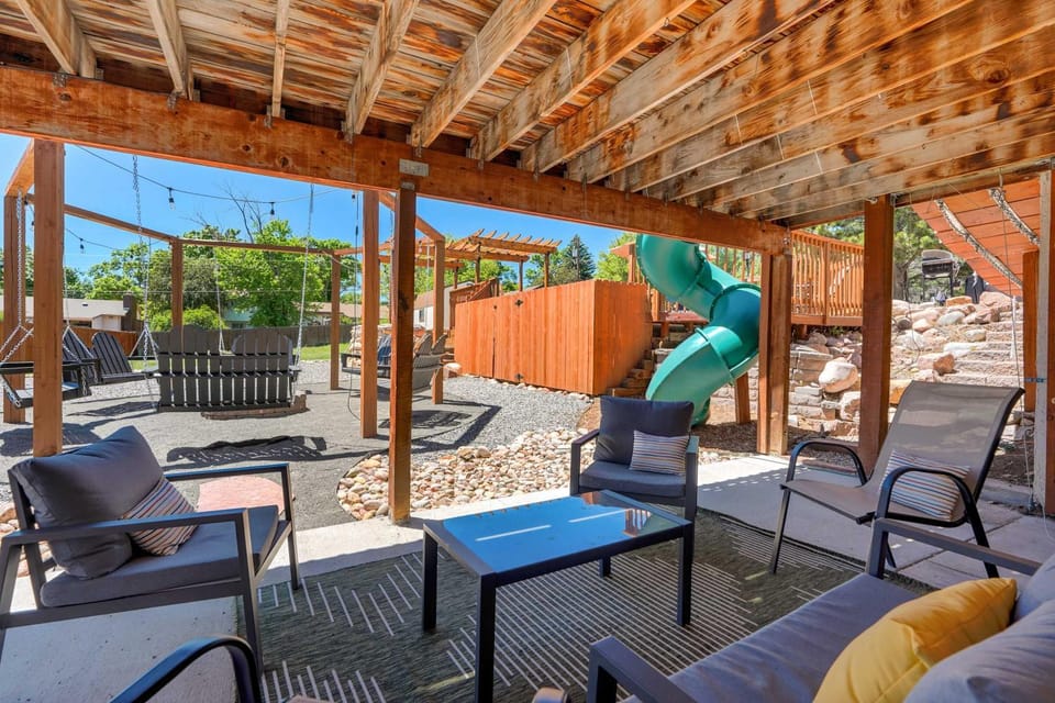 Evergreen Luxe - Hot Tub Gaming Haven Big Groups House in Colorado Springs