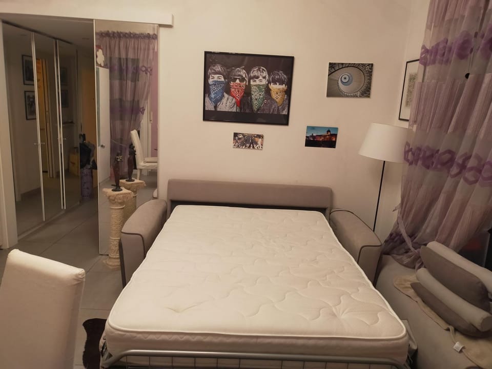 Bed, Living room
