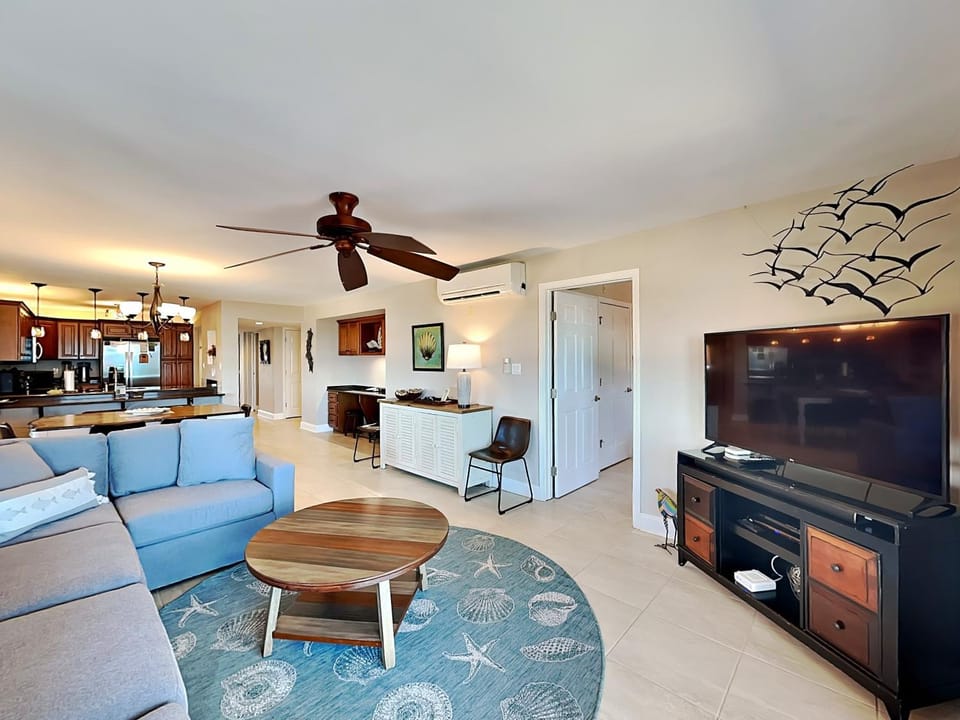 TV and multimedia, Kitchen or kitchenette, Living room, Seating area, furniture, air conditioner