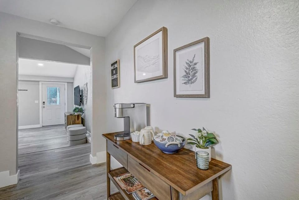 Institute Charm - Near Hotspots King Sleek Studio House in Colorado Springs