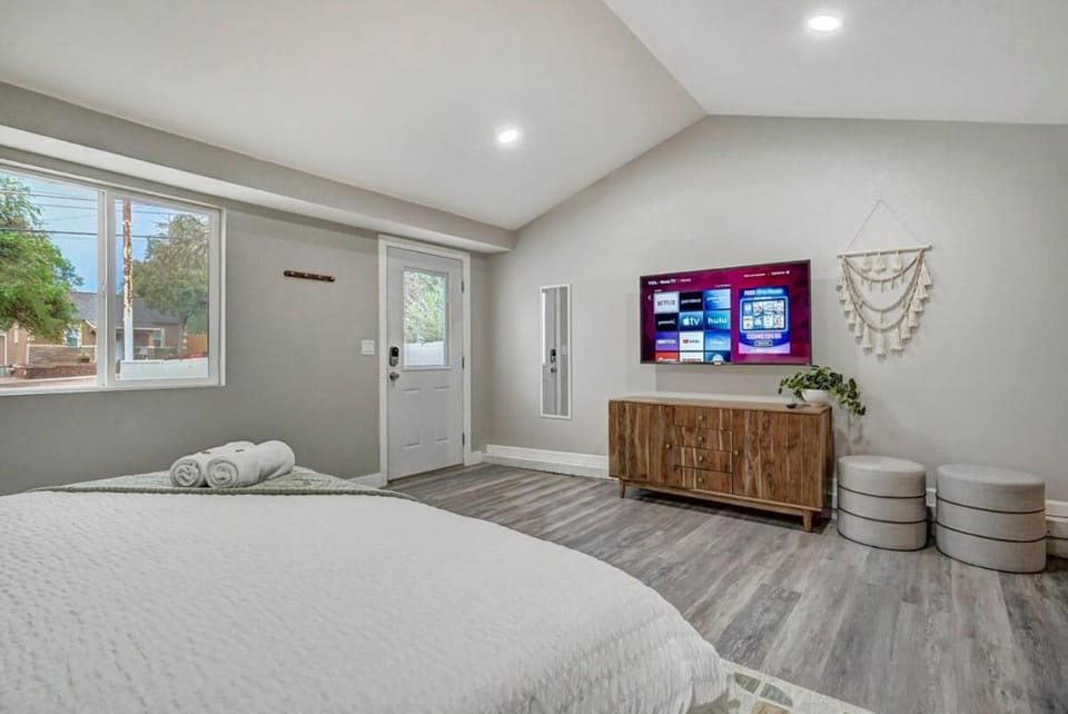 Institute Charm - Near Hotspots King Sleek Studio House in Colorado Springs