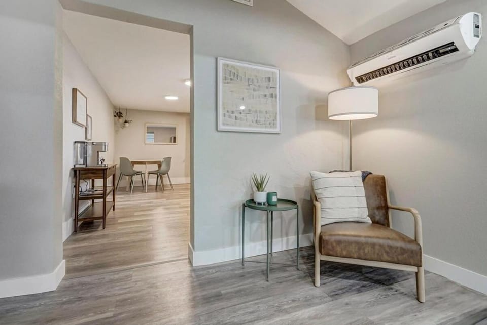 Institute Charm - Near Hotspots King Sleek Studio House in Colorado Springs