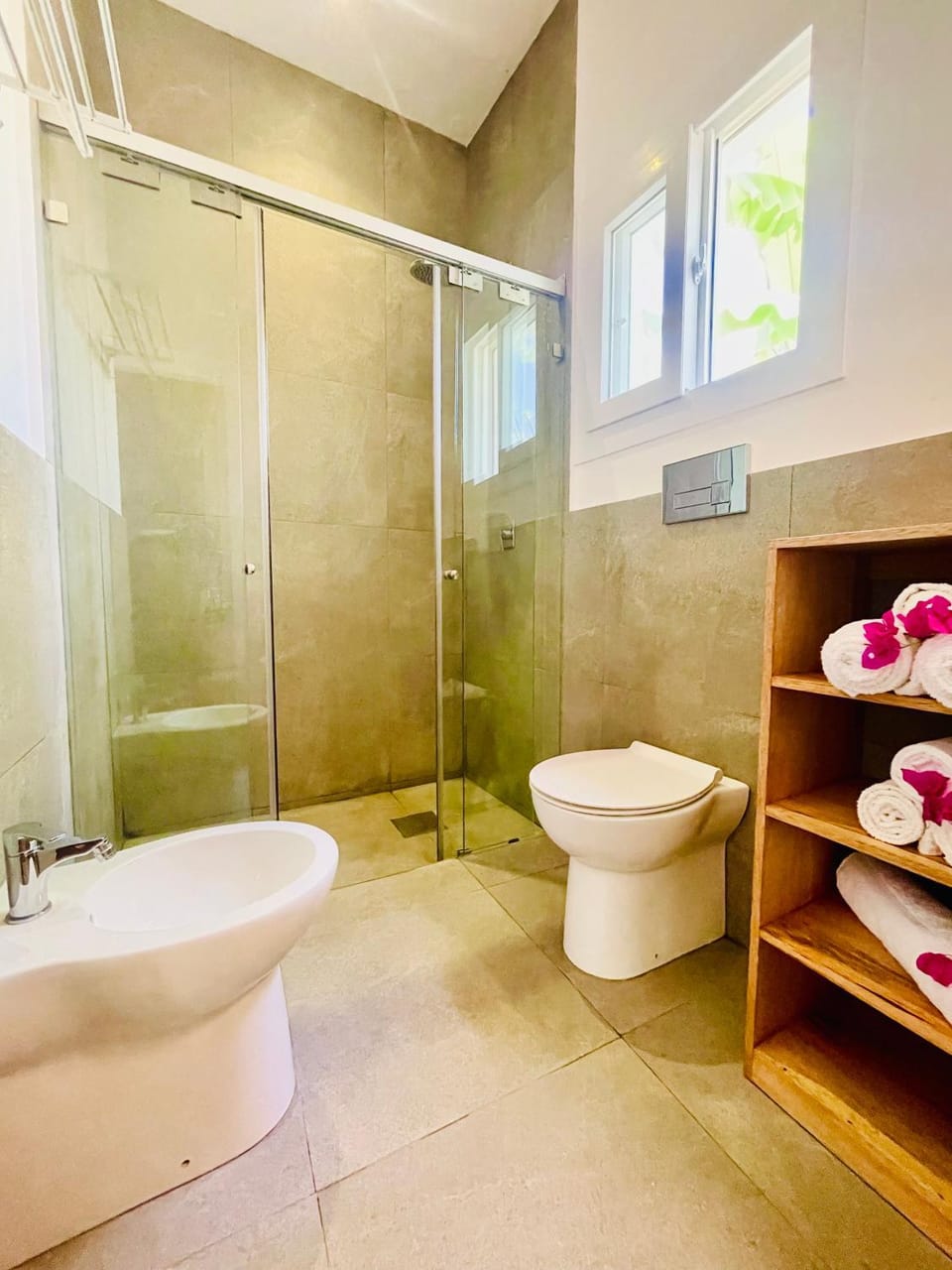 Shower, Toilet, Bathroom, bidet, towels