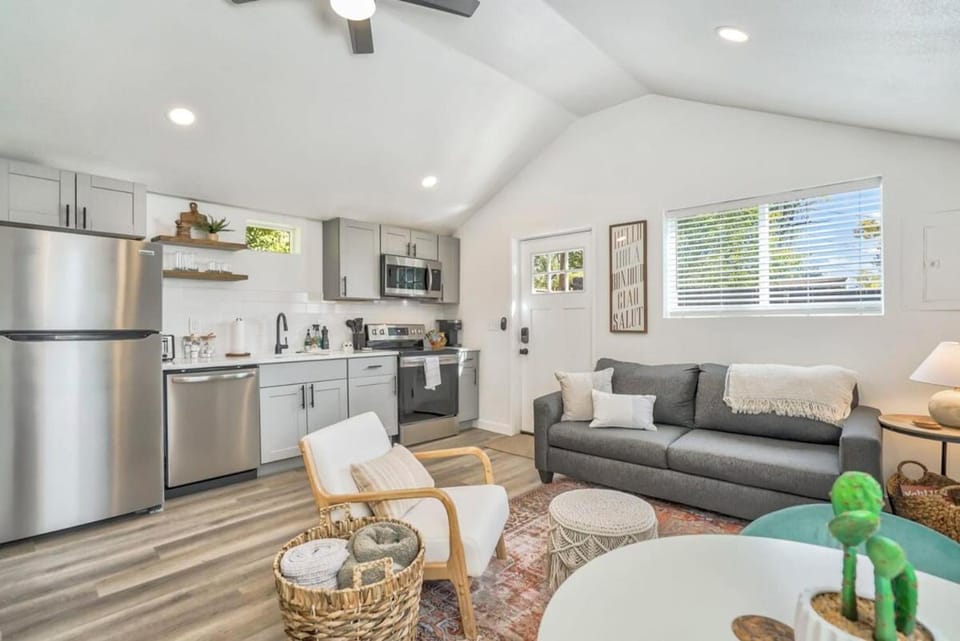 Kiowa Studio - Downtown Pet-Friendly BBQ Fire Pit House in Old Colorado City