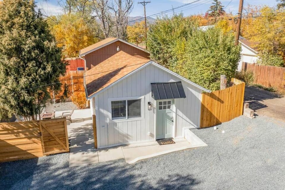 Kiowa Studio - Downtown Pet-Friendly BBQ Fire Pit House in Old Colorado City