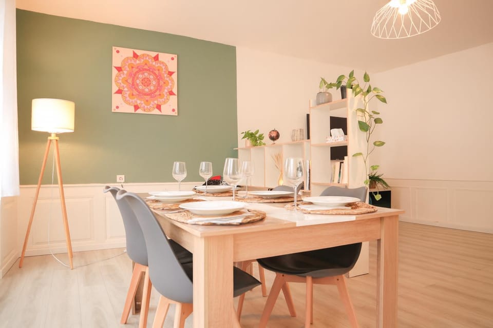 Living room, Seating area, Dining area, Meals
