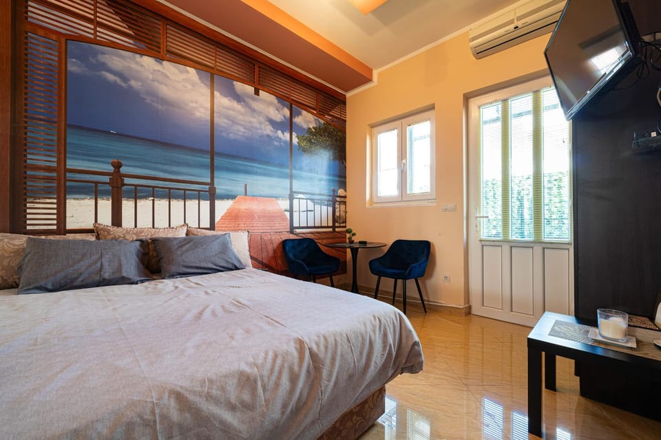 Bed, TV and multimedia, Photo of the whole room, Seating area, air conditioner