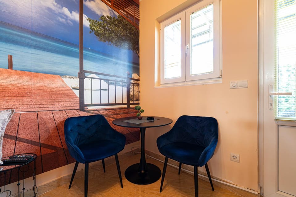 Seating area, Dining area