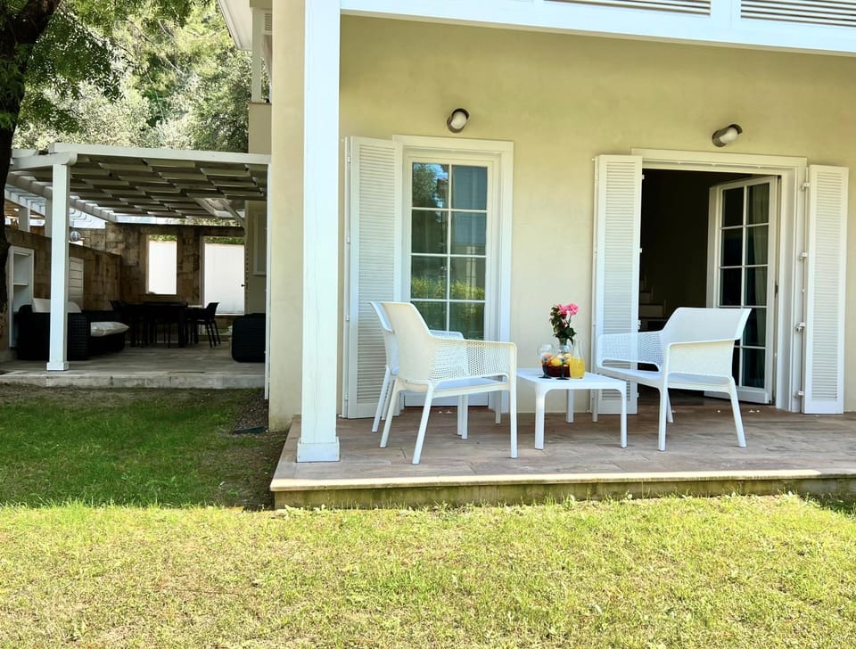 Property building, Patio, Spring, Day, Garden