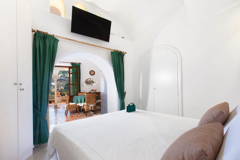 Bed, TV and multimedia, Photo of the whole room, Bedroom
