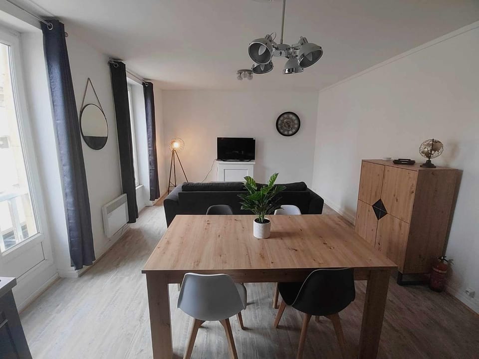 TV and multimedia, Living room, Seating area, Dining area, kitchen