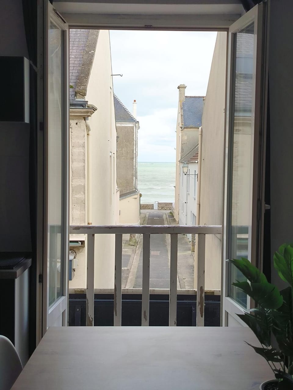 View (from property/room), Living room, Sea view, kitchen