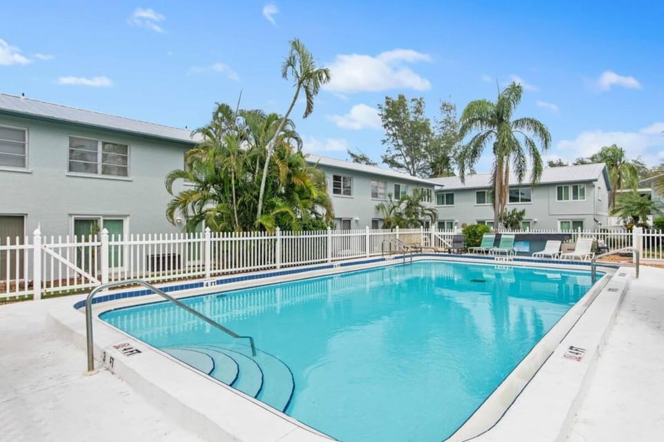 Paradise Palms - Chic Prime Spot w Pool House in Bradenton