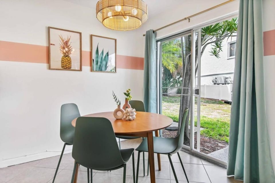 Paradise Palms - Chic Prime Spot w Pool House in Bradenton