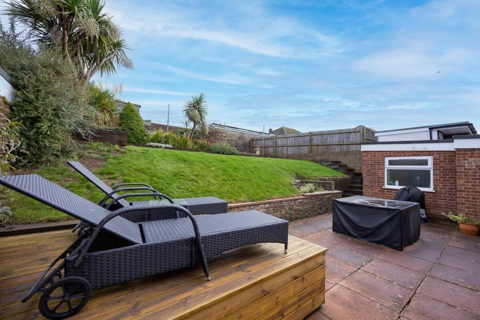 Property building, Garden, sunbed