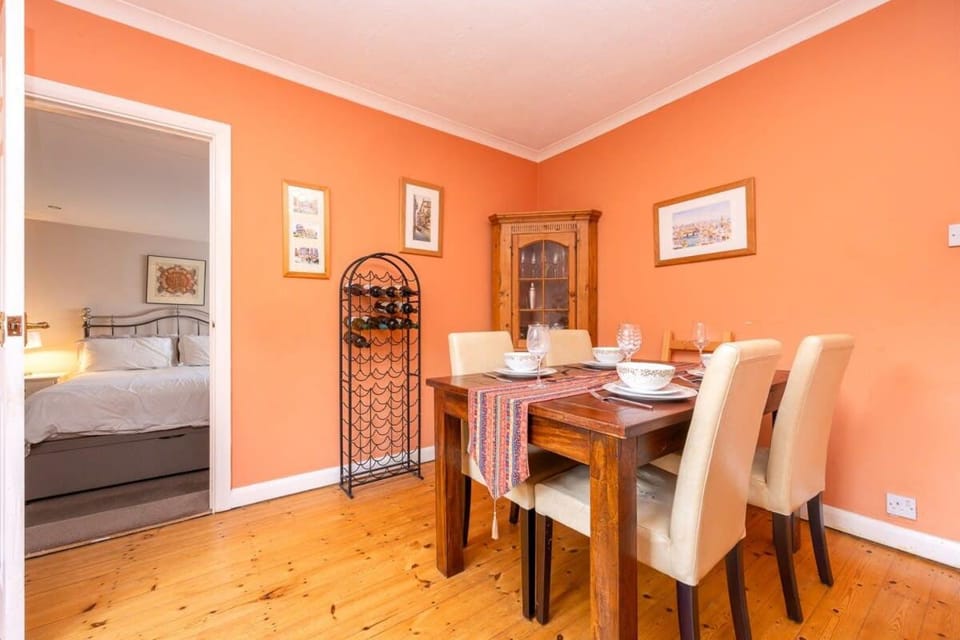 Bed, Dining area, Bedroom