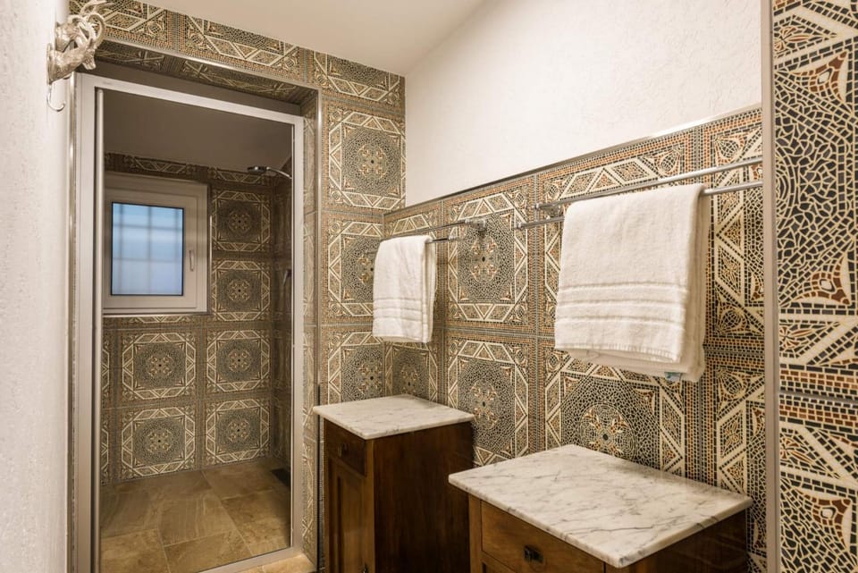 Bathroom, Kitchen or kitchenette, Dining area