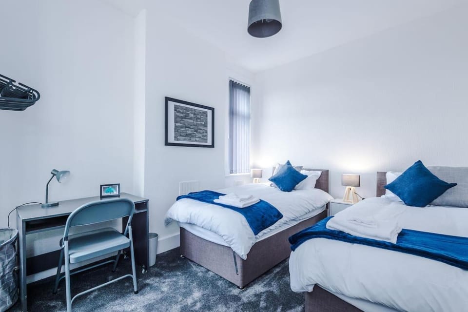 Fun & Spacious 3Bed l Pool Table & PingPong Table House in Salford