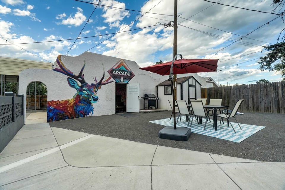 Pikes Charm - King Workspace 4K Roku BBQ Apartment in Colorado Springs