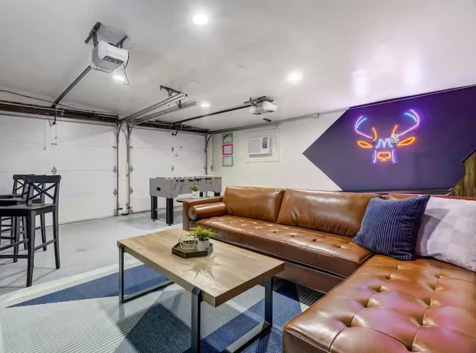 Pikes Charm - King Workspace 4K Roku BBQ Apartment in Colorado Springs