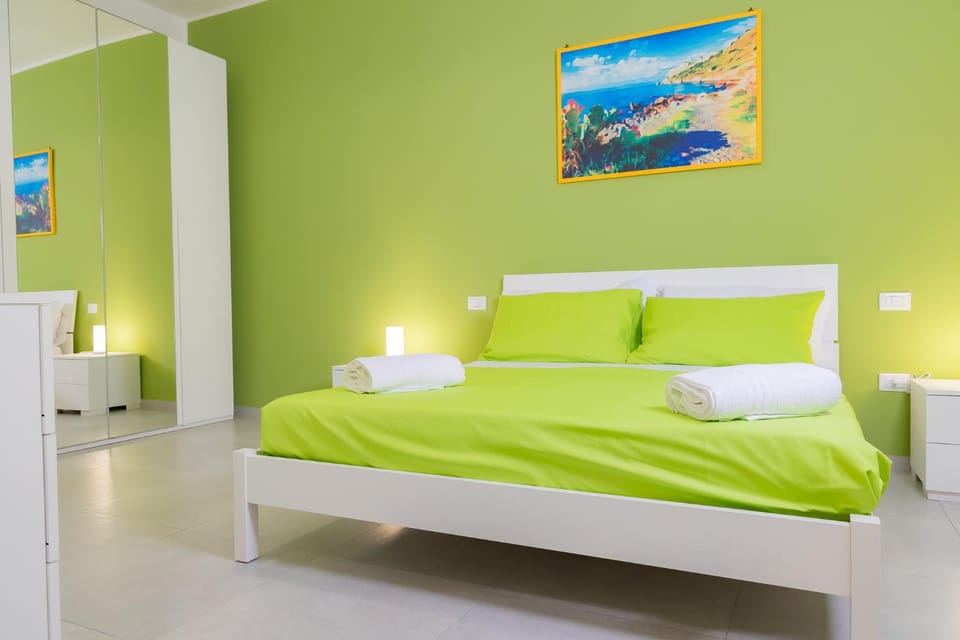 Photo of the whole room, Bedroom