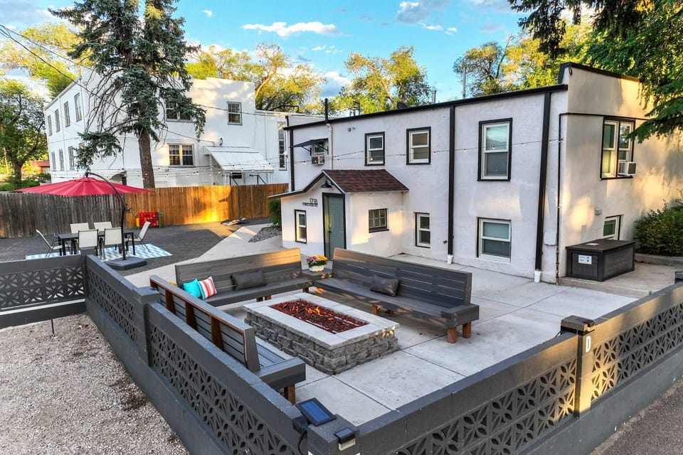 Pikes Divine - Prime Spot BBQ Fire Pit Alfresco Apartment in Colorado Springs