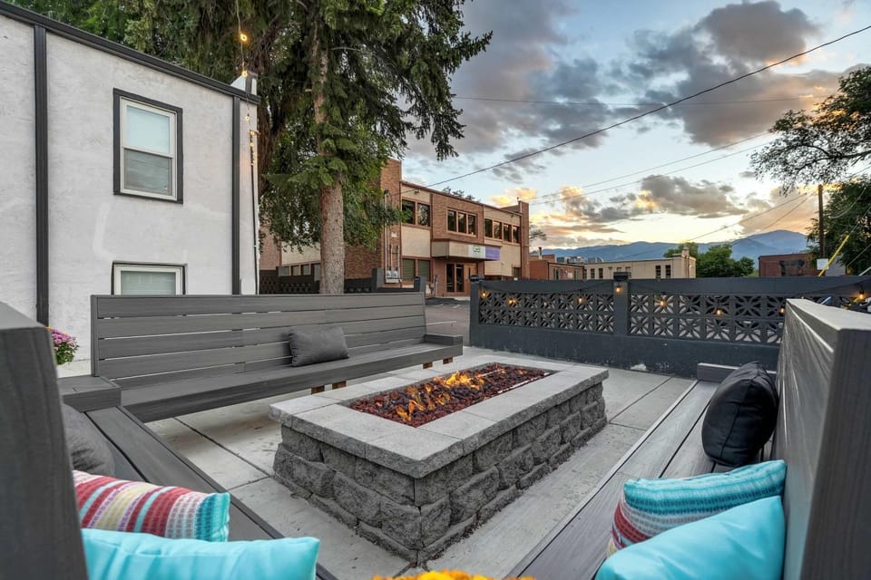 Pikes Escape - Downtown Workcation 4K Roku Apartment in Colorado Springs