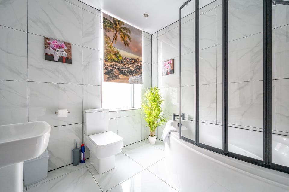 Shower, Toilet, Bathroom, Bath