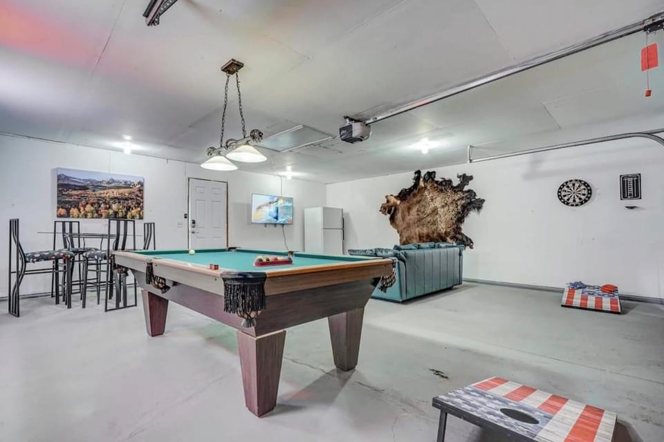Pikes Peak Pool Hall - Near Top Spots BBQ Fire Pit House in Old Colorado City
